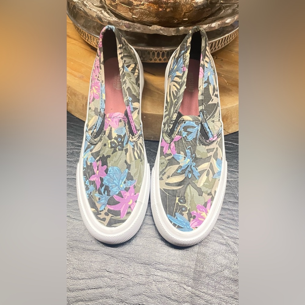 Mossimo slip on loafers/casual runners